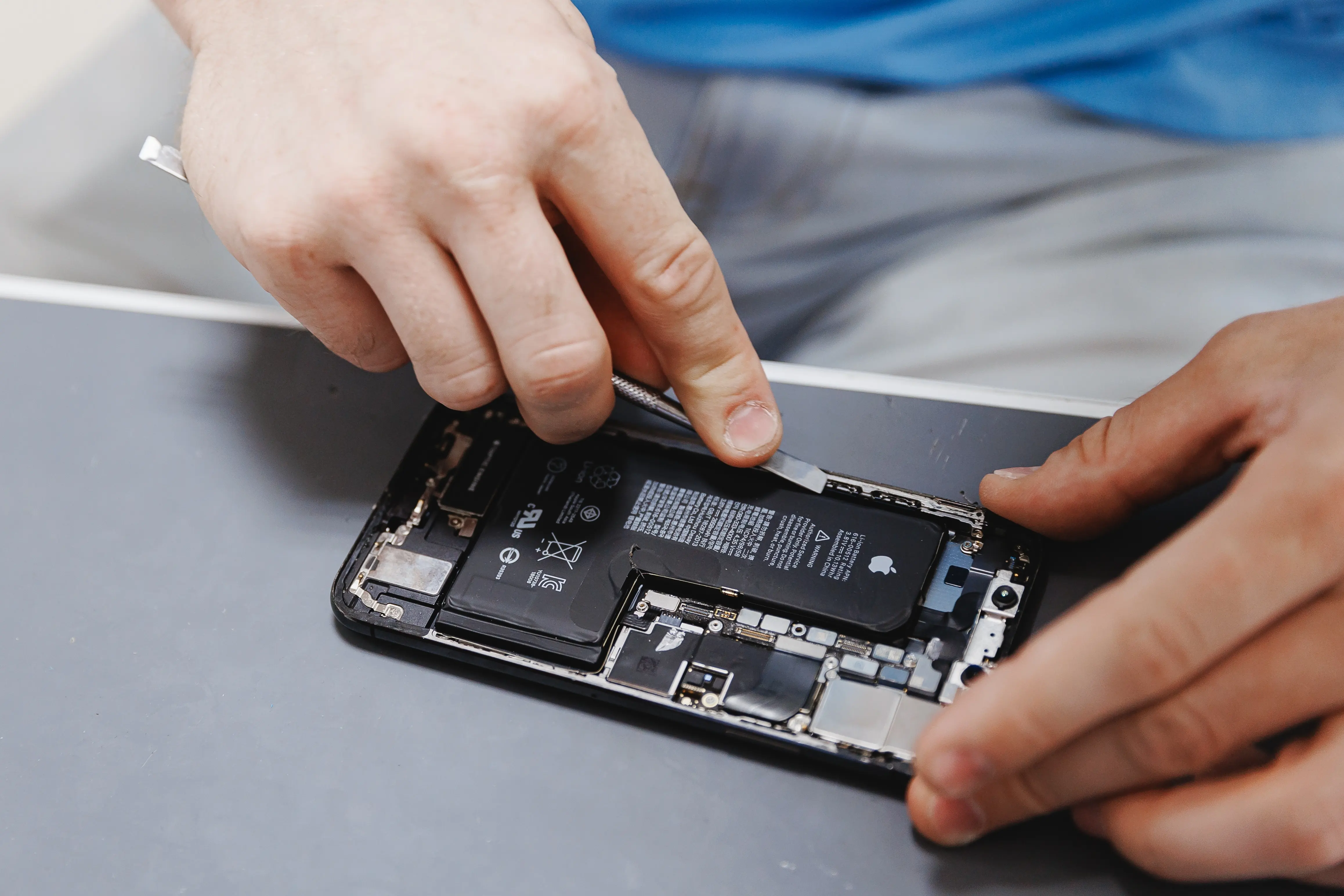 Smartphone-Display-Reparatur in der Werkstatt von i-Restore St. Gallen